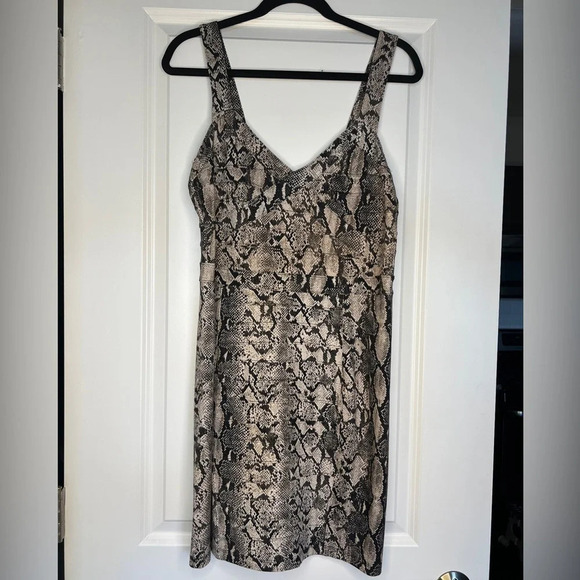 H&M Snakeskin pattern body on dress Size 12 ✨NWT✨ - Picture 1 of 7